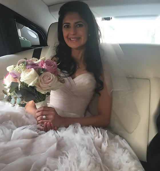 Bride sitting in a Rolls-Royce-Phantom