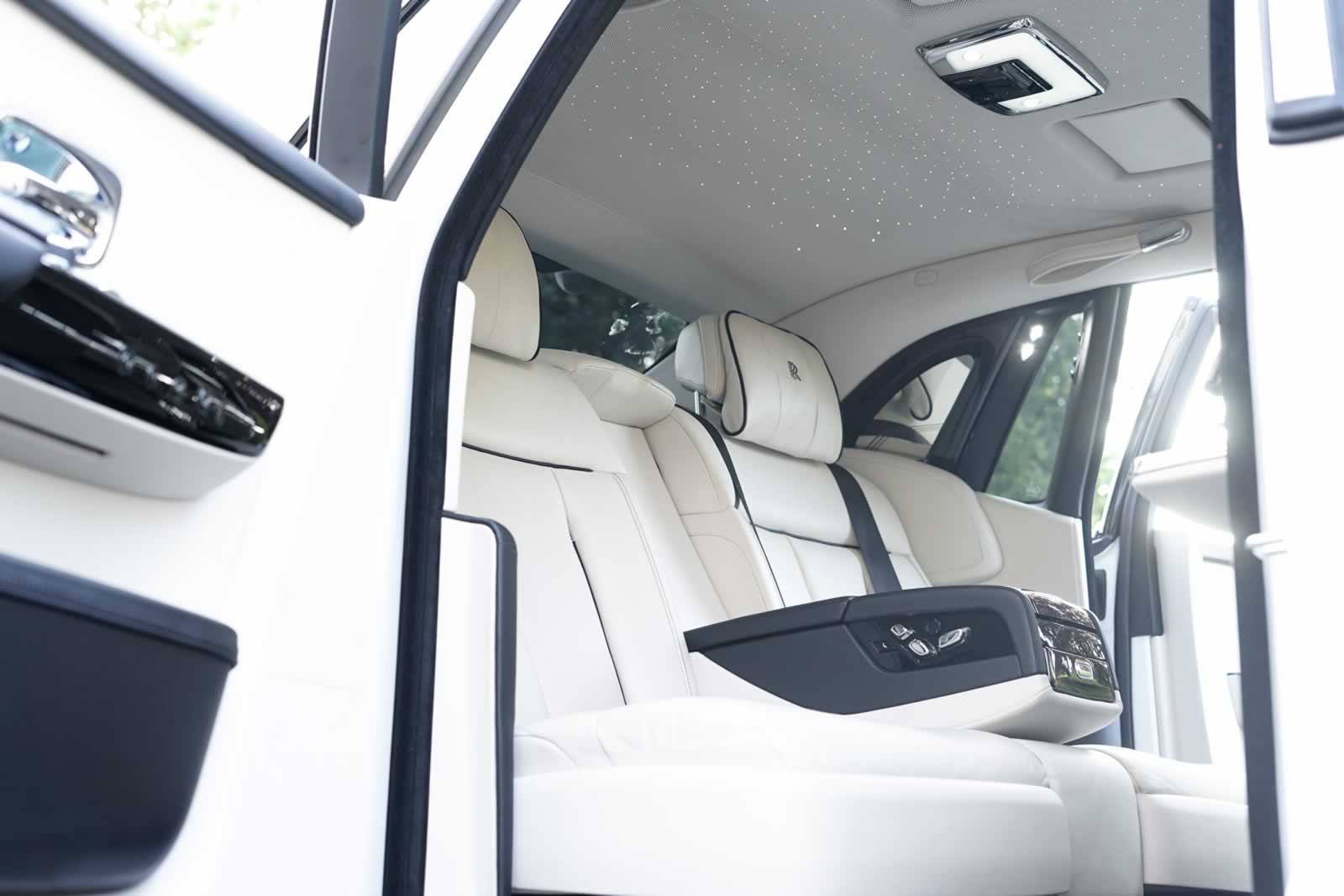 Rolls-Royce Phantom VIII (Eight) interior starlight roof headliner