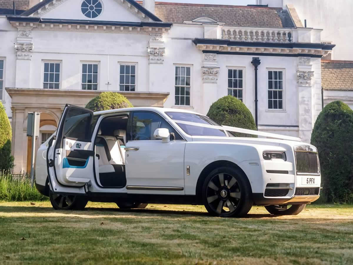 White Rolls-Royce Cullinan SUV